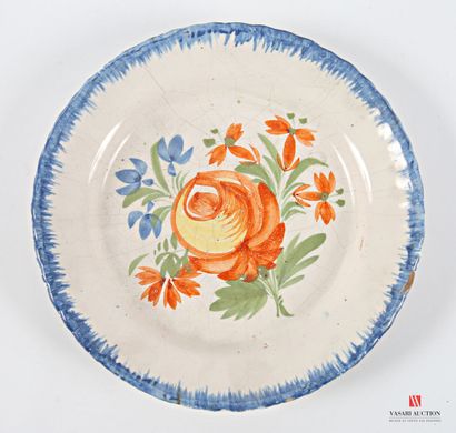 Earthenware lot including a rim-shaped plate...