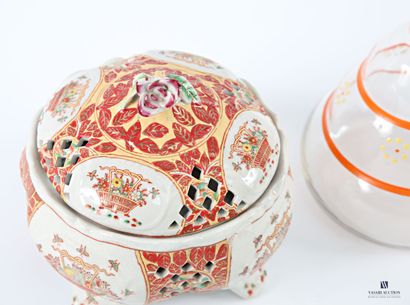 Set comprising a covered ceramic pot pourri...