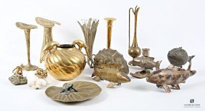 Lot in bronze, brass and various metals comprising...