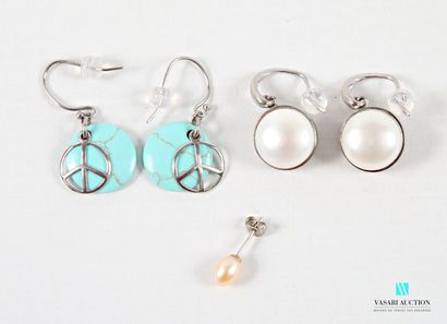 Set of two pairs of earrings, the first adorned...