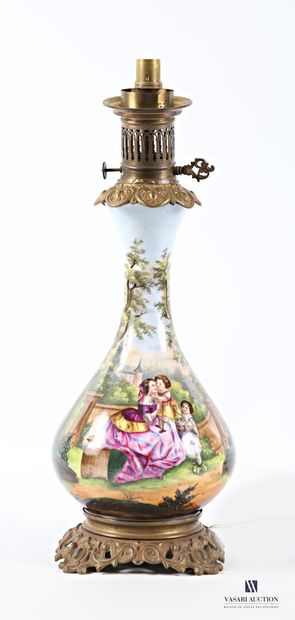 Kerosene lamp, the baluster-shaped porcelain...