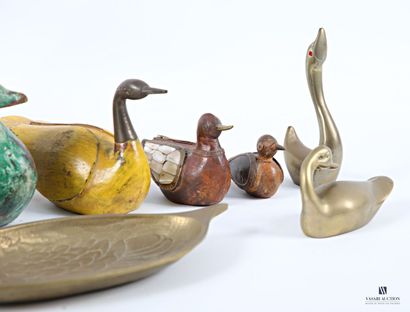 Lot comprising five patinated wood ducks...