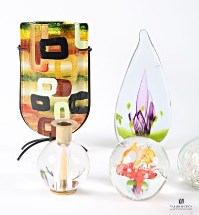Glass lot comprising a flat vase on a metal...