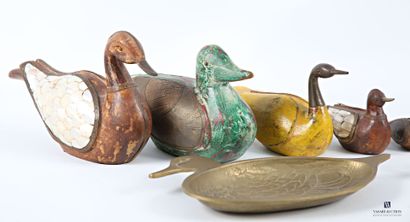 Lot comprising five patinated wood ducks...
