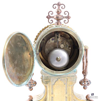 Boundary clock in bronze with a double yellow...