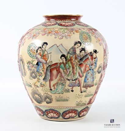 CHINA
An ovoid vase in fine Satsuma earthenware...