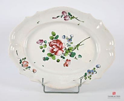 Oval earthenware dish with polychrome decoration...