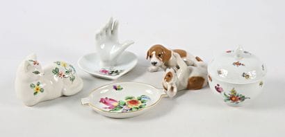 White porcelain lot comprising: an oval ashtray...