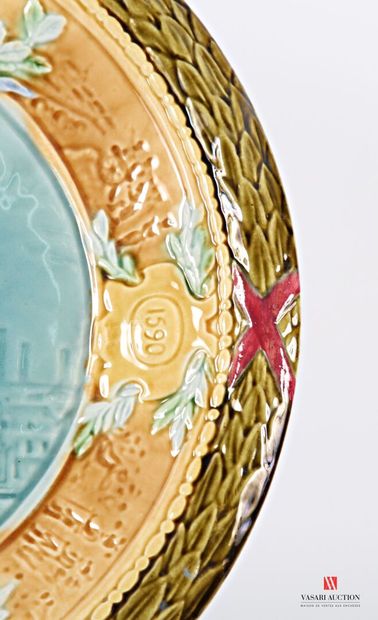 A round barbotine dish decorated in the basin...