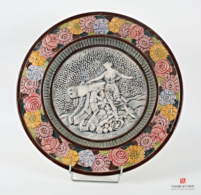 Barbotine round dish decorated in the basin...