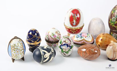 Collection of ... of eggs in porcelain, hard...