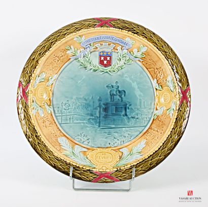 A round barbotine dish decorated in the basin...