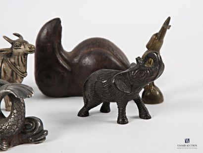 Lot comprising five weights in the form of...