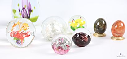 Glass lot comprising a flat vase on a metal...