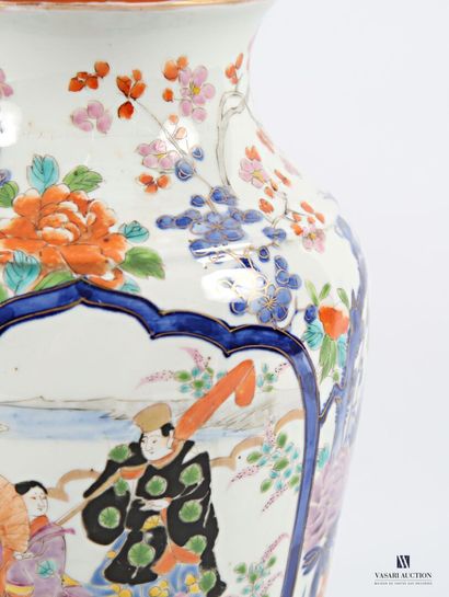 JAPAN
Pair of baluster-shaped porcelain vases...