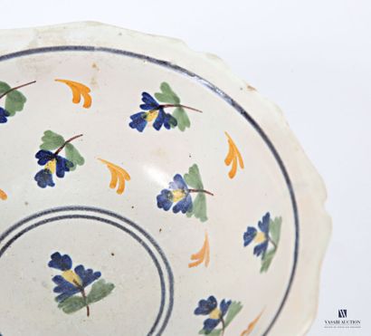 Earthenware bowl decorated with foliage.
(tiny...