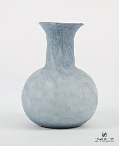 Glass vase with blue iridescent decoration...