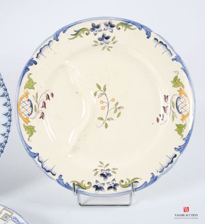 SARREGUEMINES 
Mounted plate in white earthenware,...