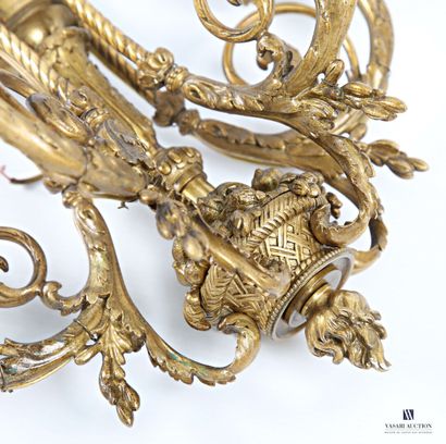 Gilded bronze wall light, the acanthus leaf...