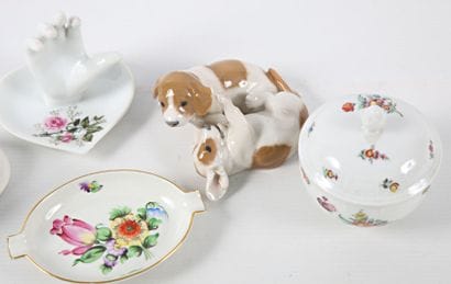 White porcelain lot comprising: an oval ashtray...