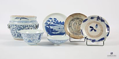 CHINA 
White/blue porcelain lot comprising...