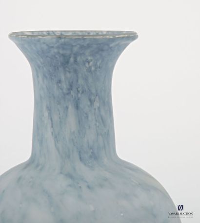 Glass vase with blue iridescent decoration...