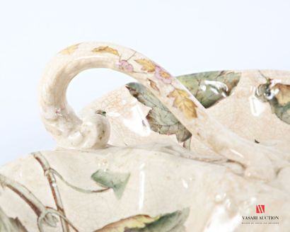 Leaf-shaped three-compartment dish in barbotine...