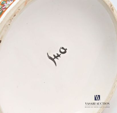 Set comprising a porcelain scroll vase decorated...