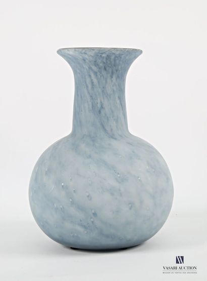 Glass vase with blue iridescent decoration...