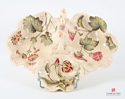 Leaf-shaped three-compartment dish in barbotine...