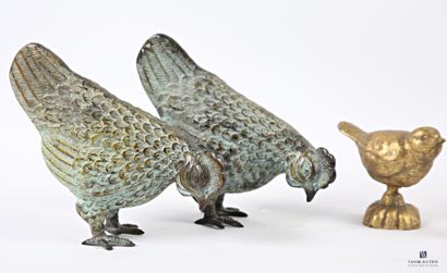 Patinated bronze lot including two hens (Height:...