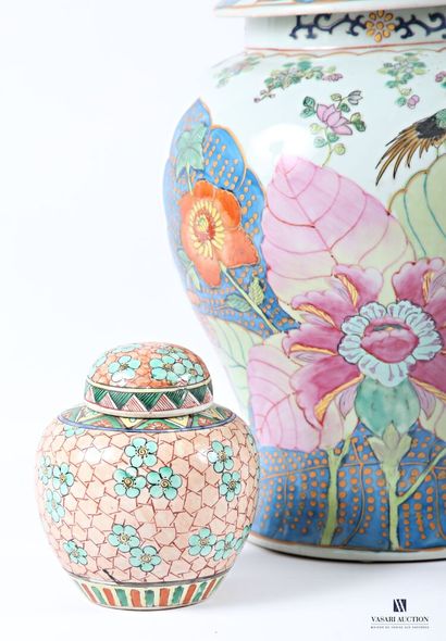 ASIA
Set comprising a covered vase decorated...