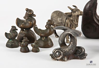 Lot comprising five weights in the form of...