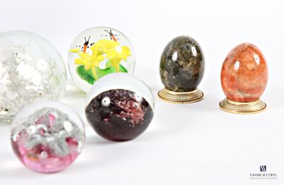 Glass lot comprising a flat vase on a metal...