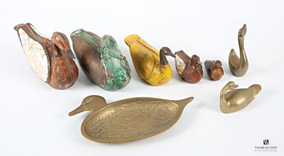 Lot comprising five patinated wood ducks...