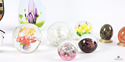 Glass lot comprising a flat vase on a metal...