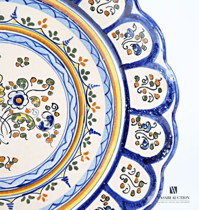 Round enameled earthenware dish with polychrome...