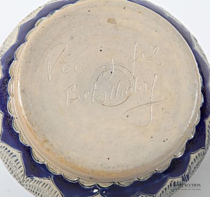 REMMY Fils BETSCHDORF 
An ovoid enameled...