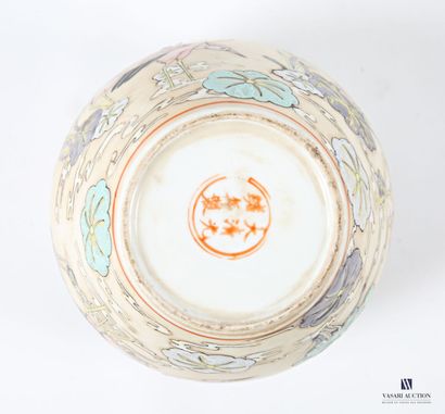 ASIA
Set comprising a covered vase decorated...