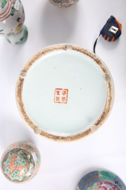 ASIA
Set comprising a covered vase decorated...