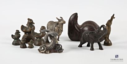 Lot comprising five weights in the form of...