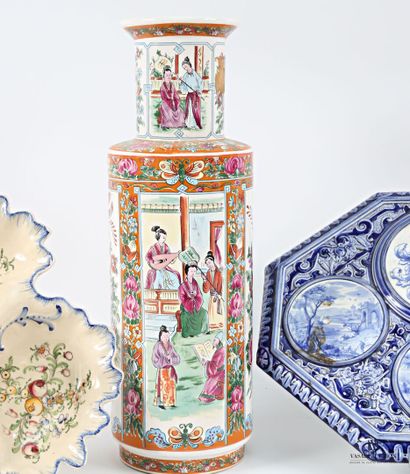 Set comprising a porcelain scroll vase decorated...