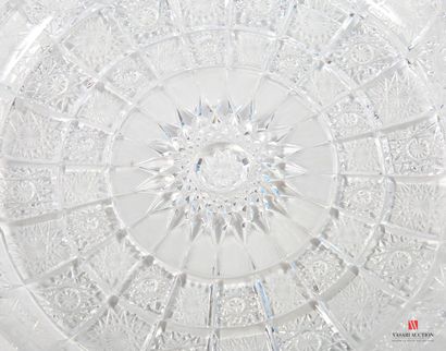 Round cut-crystal bowl, the basin centered...