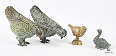 Patinated bronze lot including two hens (Height:...