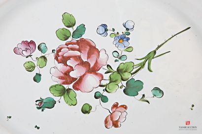 Oval earthenware dish with polychrome decoration...