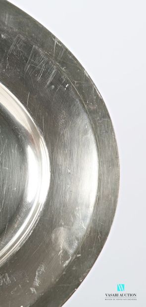 Large oval dish in plain silver-plated metal....