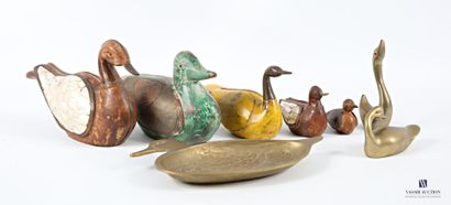 Lot comprising five patinated wood ducks...