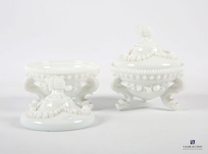 Pair of covered cassolette in molded opaline...