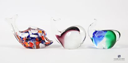 Lot comprising three tinted crystal whale...