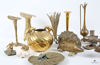 Lot in bronze, brass and various metals comprising...